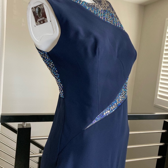 New elegant long dress with built-in bra. - Picture 6 of 9